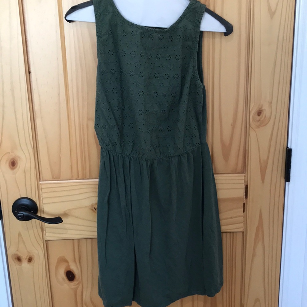 Junior’s green sleeveless summer dress.